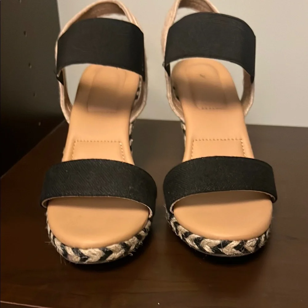 Stylish Black and Tan Wedge Sandals - Picture 4 of 5